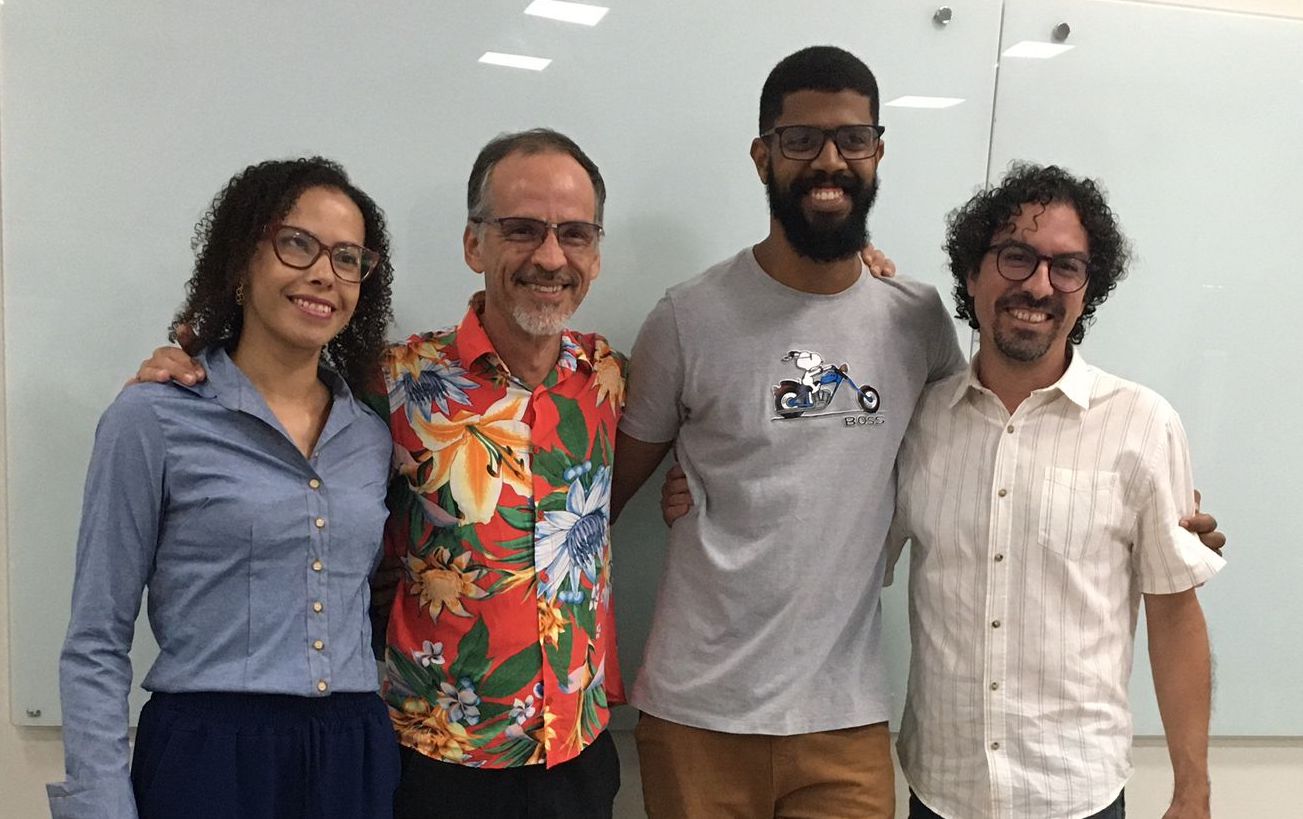 Erlane Rosa, Prof. Daniel Puig, Luaran Simião e Prof. Bernard Belisário na cerimônia de Colação de Grau em gabinete do curso SIM/CFAC