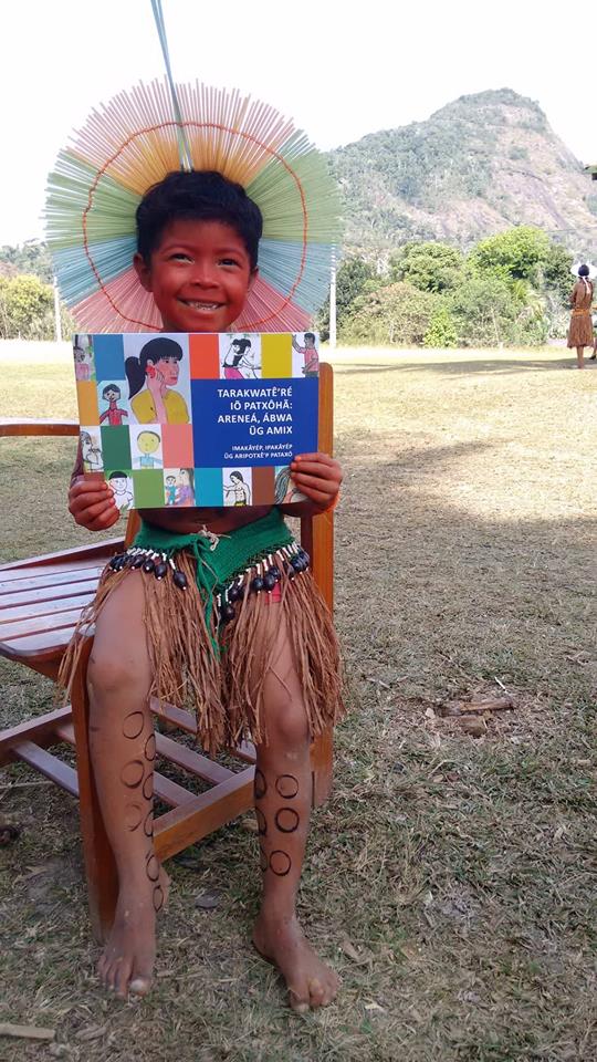 O primeiro evento de distribuição dos exemplares do livro didático de patxohã ocorreu no dia 5/10, na Aldeia do Pé do Monte.